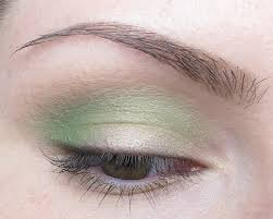 easy to wear green eyeshadow look