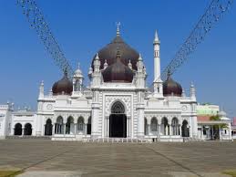 Masjid ini sempat masjid terbesar di dunia dari tahun 1986 sampai tahun 1993 sebelum akhirnya dikalahkan oleh masjid hassan ii di casablanca, maroko dan masjidil haram di mekkah. 6 Masjid Termegah Di Negara Malaysia Wajib Anda Kunjungi