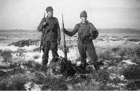 Finland lived a very difficult situation during ww2. Finnish Soldiers Pose With A Dead Russian Soldier Who Has Been Shot And Disarmed During The Finnish Soviet Continuation War S Leningrad Oblast Finnish Finland