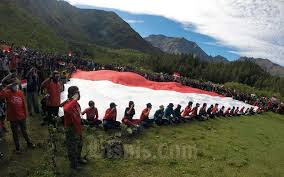 Pelaksanaan upacara bendera di puncak gunung bawakaraeng 17 agustus 2016. Pecinta Alam Gelar Upacara Bendera Di Atas Gunung Bisnis Com