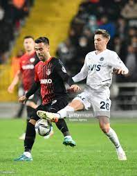 Furkan Soyalp of Gaziantep FK in action against Zajc of Fenerbahce...  Nachrichtenfoto - Getty Images