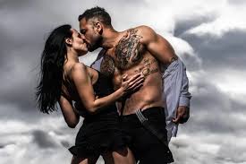 couple kissing images