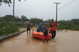 Ketinggian air antara 50 cm hingga lebih 1 meter membuat ratusan warga mengungsi di beberapa lokasi. Banjir Di Karawang Meluas Seribuan Warga Mengungsi