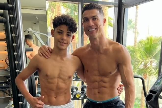 Con trai buồn ngủ, Ronaldo bắt ra tập gym | Znews.vn