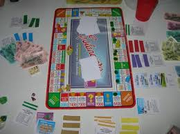 Un juego de monopoly en fandejuegos, un juego de mesa. Monopoly Y Los Juegos De Mesa Clones