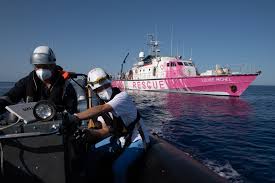 Migrants : ce que l'on sait de l'appel à l'aide du bateau de Banksy en  Méditerranée