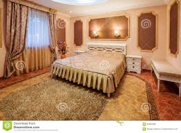 Der wandfarbe im schlafzimmer kommt eine ausschlaggebende bedeutung zu. Dekoration Und Mobel Im Modernen Schlafzimmer Stockfoto Bild Von Decke Schrank 85902060