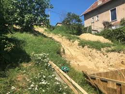 See more ideas about backyard, sloped backyard, hillside deck. Amenagement D Un Terrain En Pente Irigny Demolition Et Terrassement Sur Lozanne Sas Riviere