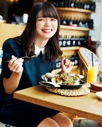 今日、あの子となにを食べにいこうか -激カワ女子図鑑- vol.11東京女子大学2年鈴木梨奈さんとパエリアを食べる。 | ガール | FINEBOYS  Online
