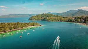 Selain kawasan pantai lampuuk, dan pantai pulau kapuk, yang telah duluan dikenal, ada satu destinasi. Pantai Momong Aceh Spot Terbaik Melihat Indahnya Samudera Hindia