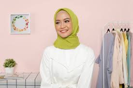 Sebelum kamu mengikuti tutorial hijab segi empat ini, pastikan rambut dan kulit kepala kamu selalu sehat dan terawat. Tutorial Hijab Paris Simple Satu Jilbab Jadi Dua Gaya Berbeda