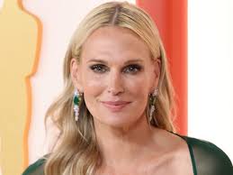 molly sims channels royalty in emerald