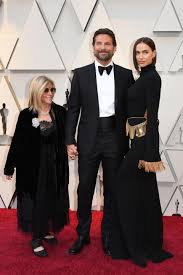 Star of numerous hollywood blockbusters who was revealed as a talented singer and musician with his remake of a star is born. Bradley Cooper Starportrat News Bilder Gala De