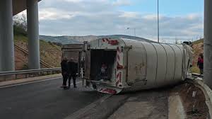 Ανατροπή απορριμματοφόρου στην Περιφερειακή Αιγάλεω | ΣΚΑΪ