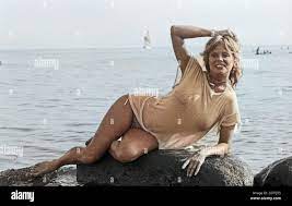 Die deutsche Schauspielerin Christiane Rücker in verschiedenen Posen am  Strand, 1970er. The German actress Christiane Rücker in different poses on  the beach, 1970s Stock Photo - Alamy