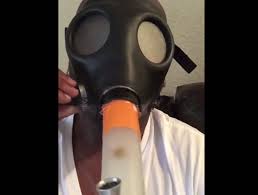 video fumando marihuana en una máscara