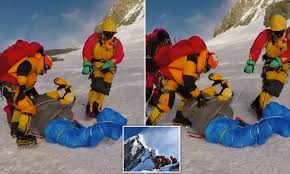 People who i tried to turn back who ended up dying. Sherpas Haul Frozen Solid Corpse From Mount Everest After 11 Deaths In 13 Days Amid Queuing Chaos Daily Mail Online
