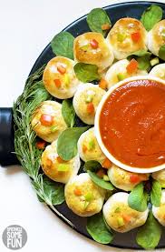 When planning that perfect thanksgiving, christmas dinner or cocktail party, you need to ease your guests into the mood by teasing their pallet with some tasty and elegant finger foods. Pizza Bites Wreath Easy Christmas Wreath Appetizer Sprinkle Some Fun