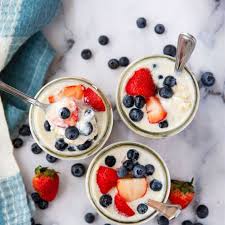greek yogurt mixed berry overnight oats