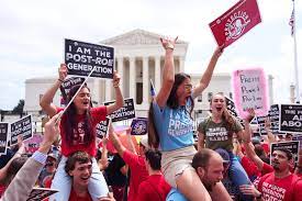 Protesters mass outside SCOTUS to bash ...