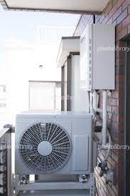 住宅・設備・エアコン室外機とガス給湯器 写真素材 [ 5594837 ] - フォトライブラリー photolibrary