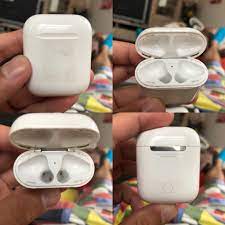 Here's how to completely clean your airpods case without causing any harm to the case or the earbuds. Are Your Airpods Case So Dirty Do Not Get It Clean Anymore The Metal Cut Has Worked Its Way Into The Plastic Airpods