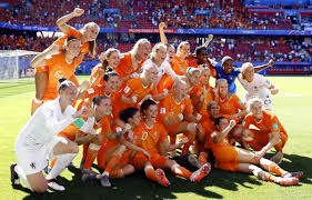 Er wordt ook naar het team verwezen als oranjeleeuwinnen, naar de kleur van het shirt en het logo van het team. Hier In Woerden Kijk Je De Finale Van Het Wk Vrouwenvoetbal Indebuurt Woerden