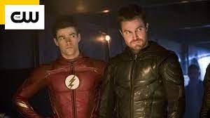 The Flash : Stephen Amell, la star d'Arrow, revient dans la saison 9 - News  Séries à la TV - AlloCiné