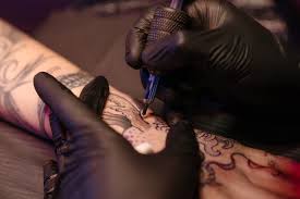Türk kızındaki dövme yaptirmadaki rahatlıgı dikkat cekici. Beto Kamci Tattoo Bandirma Dovme Piercing Studyos