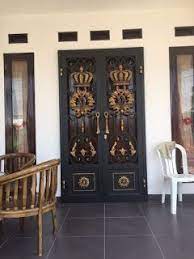 Pintu besi atau pintu teralis biasanya banyak digunakan di ruangan garasi sebagai pintu garasi pelapis pintu. Model Pintu Utama Besi Tempa Yang Di Pasang Di Rumah Mewah Dengan Desain Pintu Besi Tempa Yang Mewah Dan Elegan Klasik Desain Minimalis
