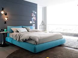 Sur le lit, parure de lit true 6800 avec deux sets de taies, coussins décoratifs avec revêtement jack 749 et. Letto Flou Mandarine Design Emanuela Garbin E Mario Dell Orto