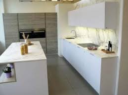 Original diseño de cocina blanca con suelo de madera. Cocinas Blancas Todo Lo Que Debes Saber Fotos Y Como Decorarlas Cocinas Vitoria Muebles De Cocina Vitoria Gasteiz Tierra Home Design