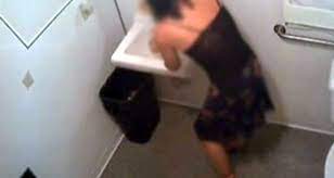 Tuvalete gizli kamera yerleştiren doktor, emeklilik için dilekçe verdi -  Dailymotion Video