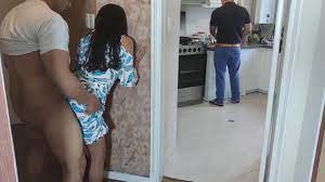 Kocasının yanında sikişiyor porno