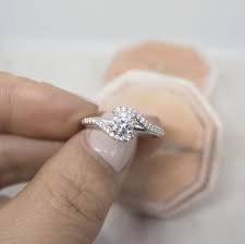 18ct white gold sweeping solitaire