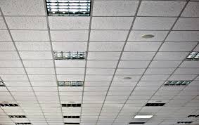 Essentiellement destinés aux bâtiments d'envergure, les différents isolants et plaques permettent une réalisation rapide et efficace des faux plafonds. Prix Et Pose D Une Dalle De Faux Plafond Tarif Cout Devis