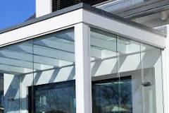 Is a glass roof warmer than polycarbonate?