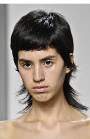 Wie das frisuren foto schön zeigt, eignet sich dieser mittellange haarschnitt perfekt für jung und junggebliebene. Frisurentrends 2020 Die Funf Wichtigsten Looks Vogue Germany