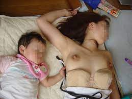 寝てる奥さんのおっぱいを丸出しにして盗撮した家庭内エロ画像 | 素人エロ画像やったる夫