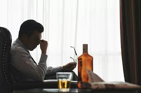 Alkoholiker erkennen: Verhaltensmuster und Anzeichen