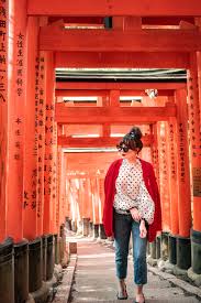 It is especially beautiful at night, and this post features night photos and tips. Fushimi Inari Shrine Keiko Lynn