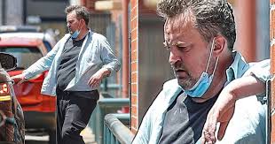 Yet, fans are worried due to his previous addiction which led to serious health issues. Matthew Perry Does Jennifer Aniston Proud As He Masks Up In La Metro News