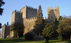 Resultado de imagen de Fotos de guimaraes, castillo capilla san miguel y palacio de braganza