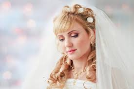 Низкие прически на свадьбу на длинные волосы с прямой челкой не сочетаются. Svadebnye Pricheski S Chelkoj Na Dlinnye Srednie I Korotkie Volosy