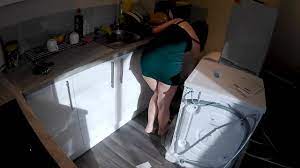 Esposa seduce a un fontanero en la cocina mientras el marido está en el  trabajo. 