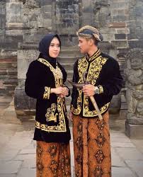 Kanigaran merupakan salah satu pakaian adat yang seiring dengan perkembangan zaman, model pakaian batik pun kian beragam. 7 Macam Pakaian Adat Suku Jawa Lengkap Dengan Gambar Dan Penjelasannya Aneka Budaya Indonesia