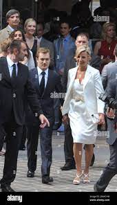 Laurence Ferrari et Renaud Capucon quittent la Mairie du XVIeme  arrondissement de Paris le 3 juillet 2009, apres leur mariage civil. Photo  par ABACAPRESS.COM Photo Stock - Alamy
