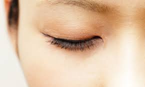 eczema on the eyelids causes symptoms