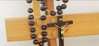 Résultat de recherche d'images pour "youngman prays on his rosary"