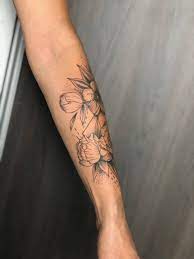 Ou se faire tatouer des fleurs sur un bras dans l'Ouest Lyonnais - Salon de  tatouage spécialisé dans le tatouage fin à Lyon - Juste de l'Encre